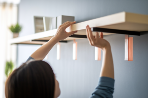 Comment installer une étagère murale sans percer les murs ?